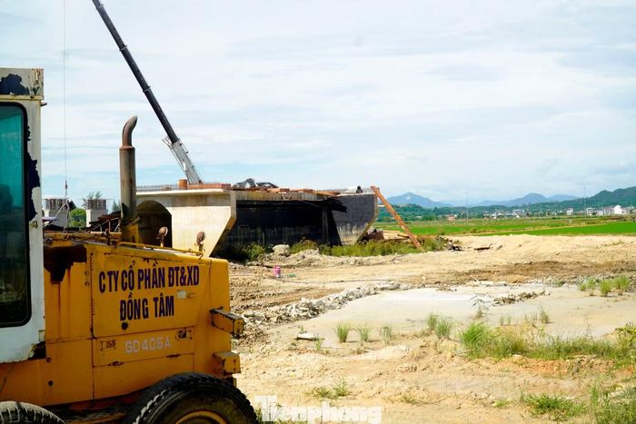  Tại khu vực đầu tuyến thuộc gói thầu số 21, hạng mục thi công cầu vẫn trong tình trạng dang dở, vắng bóng công nhân. 