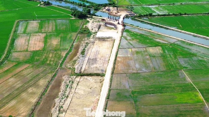 Sau khi hợp đồng bị chấm dứt, các thành viên còn lại trong liên danh sẽ phải phân chia và tiếp nhận khối lượng công việc còn dang dở để tiếp tục triển khai. Trường hợp các thành viên không thống nhất được phương án thực hiện hoặc không đảm bảo năng lực thi công, chủ đầu tư sẽ xem xét chấm dứt hợp đồng đối với toàn bộ liên danh theo quy định. 