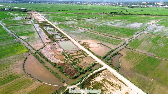 Dọc tuyến dài nhiều km, nhiều vị trí đã đào xới, bóc phong hóa từ lâu nhưng chưa tiếp tục thi công. Một số đoạn mới đắp nền bằng cát hoặc vật liệu cấp phối rồi bỏ dở.