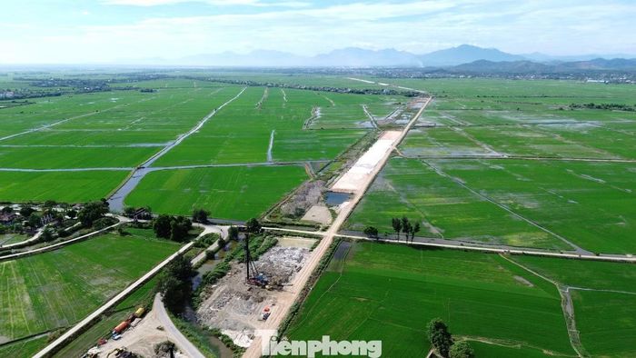 Việc thi công phần nền đường của Công ty CP Tập đoàn Đồng Tâm không đạt yêu cầu đã gây “phản ứng dây chuyền”, ảnh hưởng trực tiếp đến tiến độ các hạng mục tiếp theo, tác động đến toàn bộ dự án.