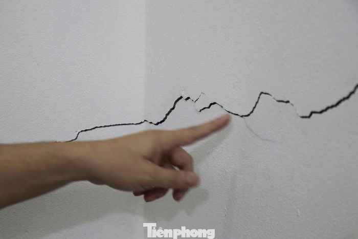 Quá trình xây dựng, một số ngôi nhà liền kề công trình hợp khối khủng này bị lún, nứt nghiêm trọng.