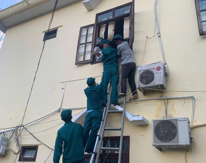  Các lực lượng khẩn trương di chuyển hồ sơ, tài sản ra khỏi khu vực nguy hiểm, đồng thời triển khai khống chế ngọn lửa, ngăn cháy lan sang các khu vực lân cận. 