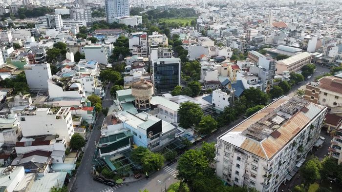 Một chi tiết đáng chú ý là hình ảnh tháp nước (hay bồn nước) xuất hiện trong ảnh tư liệu năm 1968. Dựa vào dấu mốc này, các nhà nghiên cứu và người dân đã đưa ra nhiều giả thuyết nhằm xác định vị trí hố chôn tập thể trong khu vực công viên hiện nay. Ảnh: Lê Tiến