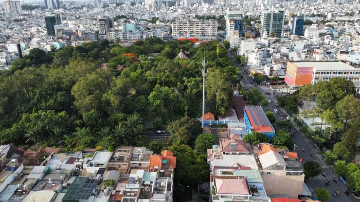 Theo Bộ Tư lệnh TPHCM, từ những tư liệu, hình ảnh được cung cấp, kết hợp với kết quả khảo sát thực địa, bám nắm địa bàn, phân tích đối chiếu mô phỏng và thông tin từ các nhân chứng, cơ quan này bước đầu xác định một số khu vực có dấu hiệu liên quan đến vị trí chôn cất tập thể cán bộ, chiến sĩ đã anh dũng hy sinh trong cuộc Tổng tiến công và nổi dậy Xuân Mậu Thân năm 1968. Ảnh: Lê Tiến