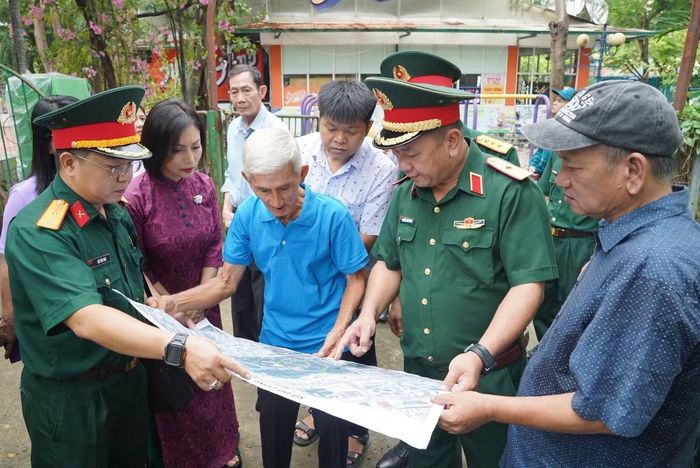  Theo các nhân chứng, khu vực đoàn đến khảo sát hiện nay từng thuộc Nghĩa địa Đô Thành, sau này thường được gọi là Nghĩa địa Chí Hòa, nơi được cho là đã diễn ra hoạt động chôn cất tập thể trong giai đoạn chiến tranh, đặc biệt là sau cuộc Tổng tiến công và nổi dậy Xuân Mậu Thân năm 1968. Ảnh: Bộ Tư lệnh TPHCM 