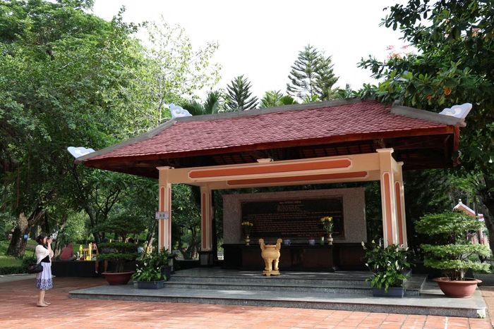  Ở gần đó là Bia tưởng niệm, do Đảng bộ và nhân dân quận 10, TPHCM trước đây thực hiện, nhằm tưởng nhớ, tri ân sự hy sinh xương máu của các Anh hùng liệt sĩ, trong đó có các chiến sĩ hy sinh trong cuộc Tổng tiến công và nổi dậy Xuân Mậu Thân 1968. 