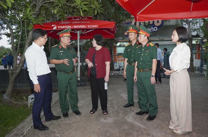 Tiếp đó, Ban Chỉ đạo về tìm kiếm, quy tập và xác định danh tính hài cốt liệt sĩ trên địa bàn TPHCM (Ban Chỉ đạo 515 TPHCM) đã đến Công viên Lê Thị Riêng khảo sát thực địa và nghe báo cáo kết quả bước đầu trong quá trình tìm kiếm, xác minh vị trí nghi mộ tập thể các liệt sĩ hy sinh trong cuộc Tổng tiến công và nổi dậy Xuân Mậu Thân 1968. Ảnh: Bộ Tư lệnh TPHCM