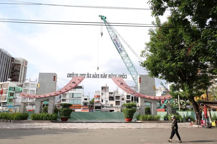 Khu vực cổng chính công viên - đường Cách Mạng Tháng Tám - là nơi đang được các đơn vị chức năng tiến hành thi công các hạng mục thuộc công trình tuyến metro số 2 (Bến Thành - Tham Lương). Ảnh: Ngô Tùng