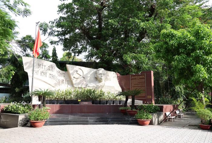 Đặc biệt, công viên có bia tưởng niệm cố Tổng Bí thư Trần Phú gắn với câu nói bất hủ "Hãy giữ vững chí khí chiến đấu". Cũng nơi này, hài cốt Anh hùng Lý Tự Trọng - người thanh niên cộng sản đầu tiên của Việt Nam - đã được tìm thấy vào năm 2011. Sau đó, hài cốt anh Trọng được đưa về an táng tại quê nhà Hà Tĩnh.
