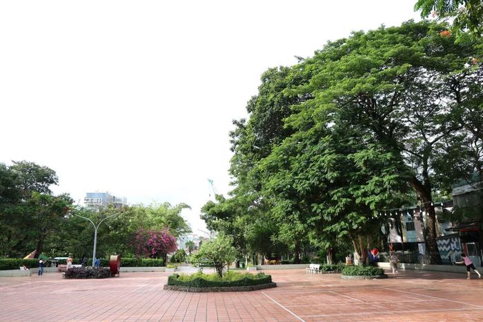 Bên trong công viên, các hoạt động sinh hoạt, vui chơi vẫn diễn ra bình thường.