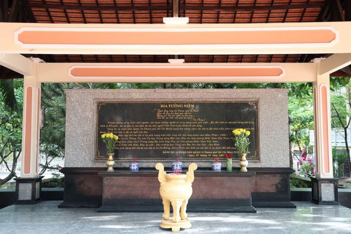 Nơi đây cũng tưởng niệm liệt sĩ, Anh hùng Lực lượng vũ trang nhân dân Lê Thị Riêng và liệt sĩ, Anh hùng Lực lượng vũ trang nhân dân Trần Văn Kiểu. Ảnh: Ngô Tùng