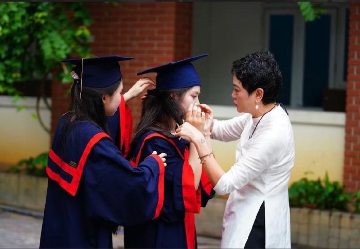 Nữ sinh rớt nước mắt được cô giáo và bạn an ủi trước giờ lên sân khấu thực hiện nghi lễ.