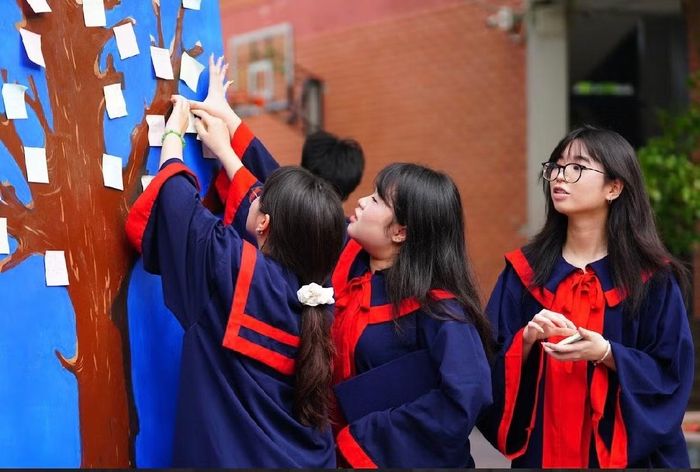 Nữ sinh Trường Lương Thế Vinh dán những điều ước lên cây.