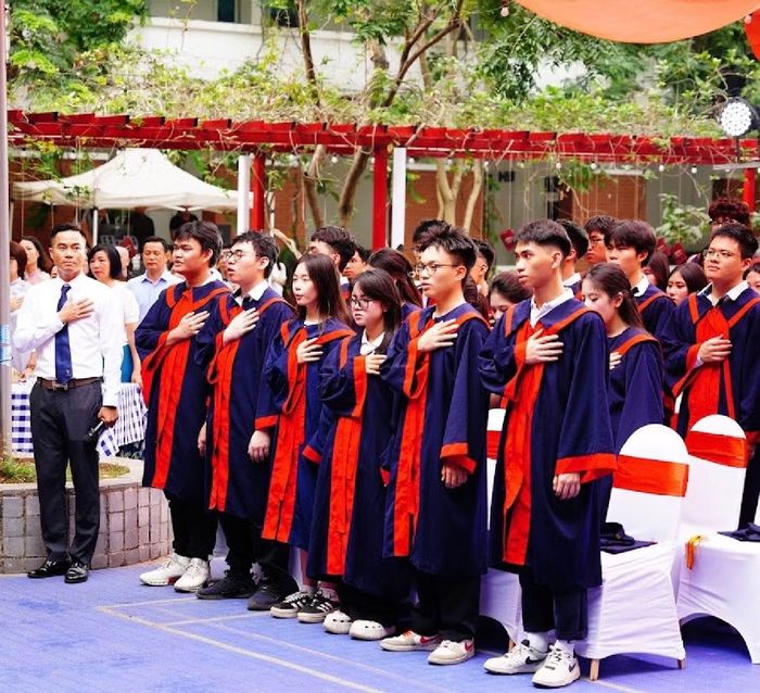 Các em cùng thầy cô thực hiện nghi thức chào cờ, hát Quốc ca.