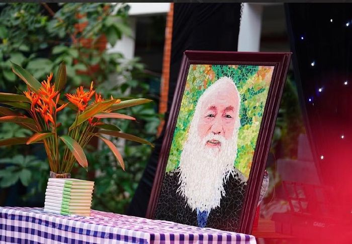 Trong lễ trưởng thành, trường đặt góc hình ảnh và những lời căn dặn học sinh của cố GS Văn Như Cương.