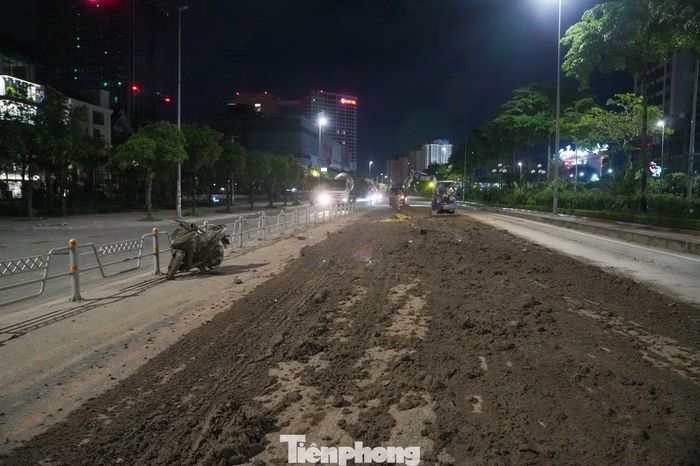 Đại diện Đội CSGT đường bộ số 2 (Phòng CSGT Hà Nội) cho biết, bùn đất rơi vãi trên đường Võ Chí Công đã khiến hai người điều khiển xe máy bị trượt ngã khi lưu thông qua khu vực. Hiện lực lượng chức năng đang xác minh, truy tìm phương tiện làm rơi đất để xử lý theo quy định.