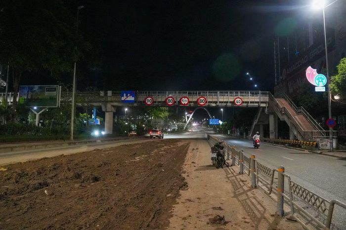 Theo người dân chứng kiến, ngay sau khi sự việc xảy ra, lực lượng chức năng đã nhanh chóng có mặt tại hiện trường để điều tra nguyên nhân, phân luồng giao thông và hỗ trợ đưa các nạn nhân bị thương đi cấp cứu.