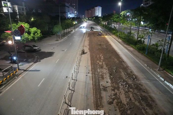 Rạng sáng 7/6, một lượng lớn bùn đất rơi vãi trên đường Võ Chí Công (phường Tây Hồ, Hà Nội) theo hướng đi cầu Nhật Tân, gây mất an toàn cho các phương tiện lưu thông qua khu vực.