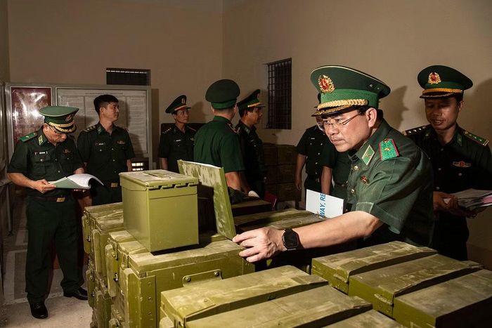 Thiếu tướng Võ Tiến Nghị đến từng vị trí đặt vũ khí để kiểm tra và ‘‘dò bài” cán bộ cơ sở qua việc đặt câu hỏi đáp. Ảnh: Lê Văn Chương
