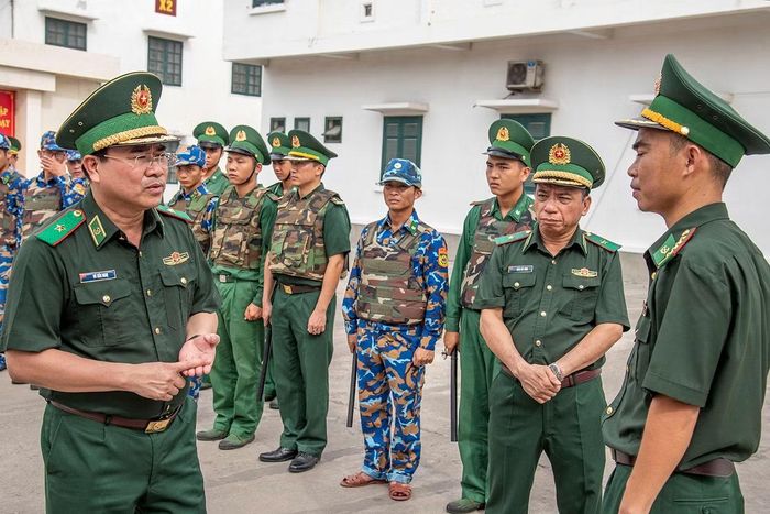 Cán bộ đoàn kiểm tra vừa đối chiếu sổ sách, vừa ‘‘dò bài” cán bộ cơ sở, trong đó nhấn mạnh vào công tác đấu tranh phòng chống các loại tội phạm, giáo dục chính trị, công tác dân vận, gần dân, sát dân. Ảnh: Lê Văn Chương