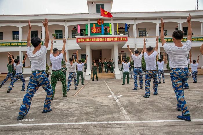 Các bài tập thể dục, võ biên phòng được các đơn vị thực hiện để đoàn kiểm tra đánh giá kết quả rèn luyện. Ảnh: Lê Văn Chương