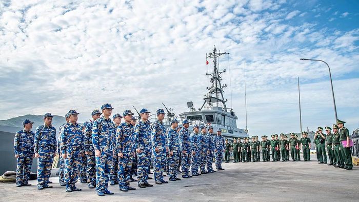 Tại Hải đoàn Biên phòng 48 đóng quân ở phường Quy Nhơn, tỉnh Gia Lai, trưởng đoàn kiểm tra từng kế hoạch, sổ nhật ký bảo dưỡng máy móc, kinh nghiệm và kết quả tuần tra trên biển của Hải đội 1, Hải đội 2 và Hải đội 3. Ảnh: Lê Văn Chương