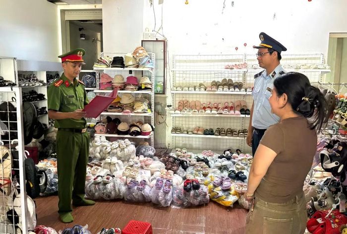 Cơ quan chức năng tống đạt các quyết định liên quan.