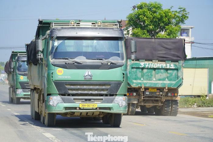 Tuyến đường này mỗi ngày "cõng" hàng trăm lượt xe tải qua lại.