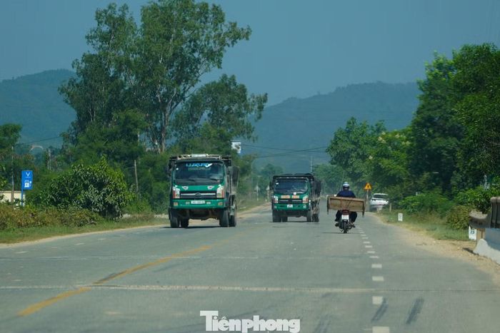 Một số xe tải di chuyển trên đường có dấu hiệu lấn làn.