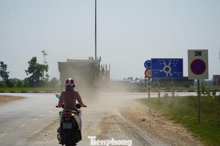 Nhiều vị trí bụi bặm khi đất, đá rơi giữa đường.