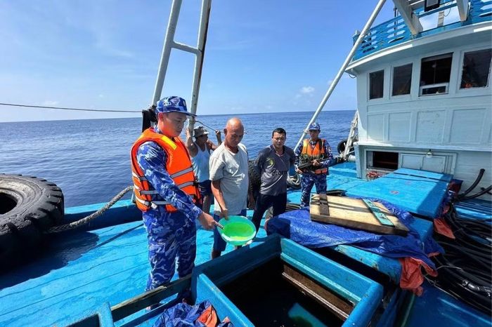 Lực lượng chức năng Bộ Tư lệnh Vùng Cảnh sát biển 4 kiểm tra hàng hóa trên tàu ĐT 93734 TS.