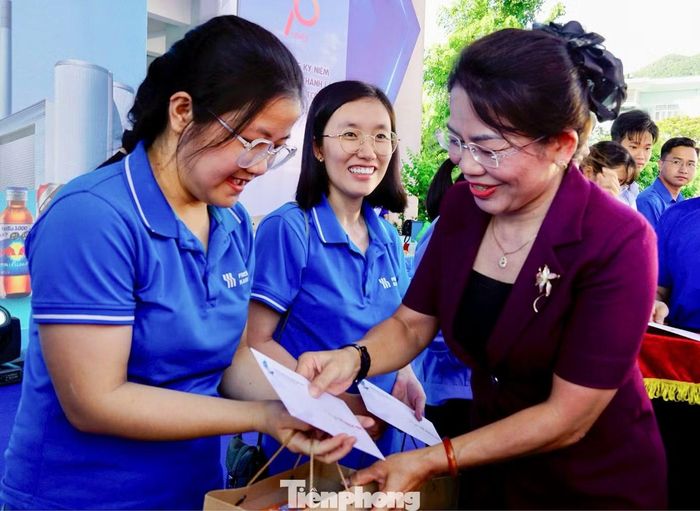 Bà Nguyễn Thị Phong Vũ - Trưởng ban Ban Tuyên giáo và Dân vận Tỉnh ủy Gia Lai trao quà cho thanh niên công nhân.