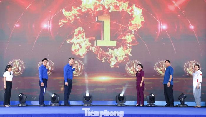 Nhấn nút khởi động ngày hội Thanh niên công nhân tại tỉnh Gia Lai. Ảnh: Trương Định