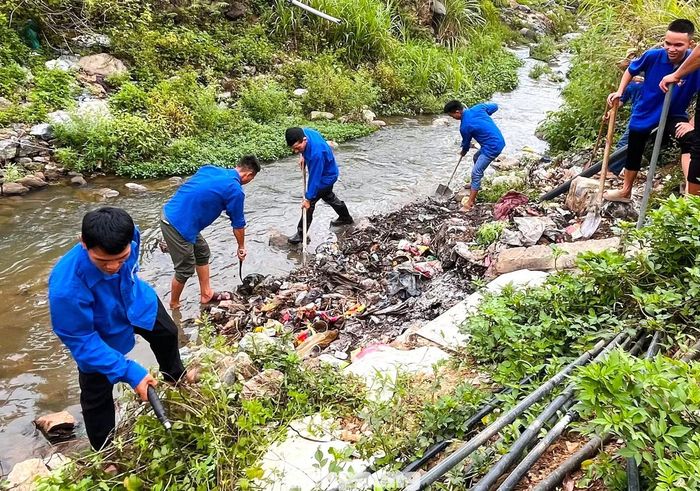 Ở vùng cao Mường Xén, hơn 50 đoàn viên, thanh niên tham gia phong trào “Toàn dân chung tay bảo vệ môi trường, vì một Việt Nam xanh - sạch - đẹp”. Các bạn trẻ tích cực thu gom rác thải, phát quang bụi rậm, làm sạch các tuyến đường, khe suối và khu vực công cộng.