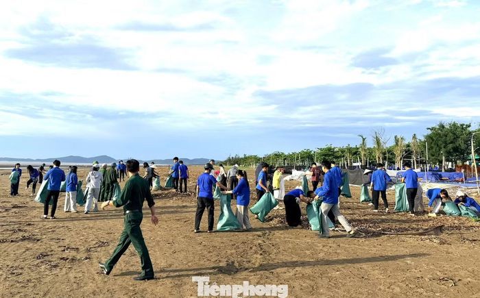 Trong khi đó, đoàn viên thanh niên xã Diễn Châu đã tổ chức tổng dọn vệ sinh tại khu vực biển Diễn Thành và tuyến đường 36m, thu gom hàng tấn rác thải, làm sạch cảnh quan phục vụ người dân và du khách.