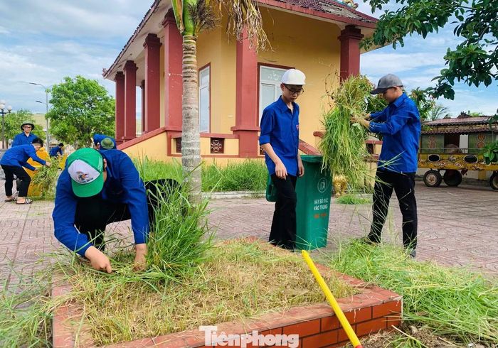 Từ những việc làm cụ thể như nhặt rác trên bãi biển, khơi thông dòng chảy, chăm sóc cây xanh đến xây dựng các mô hình giảm thiểu rác thải nhựa, đoàn viên, thanh niên trên toàn tỉnh đang góp phần lan tỏa thông điệp bảo vệ môi trường bằng những hành động thiết thực, tạo nên sức mạnh cộng đồng vì một Nghệ An xanh hơn, sạch hơn và đáng sống hơn.