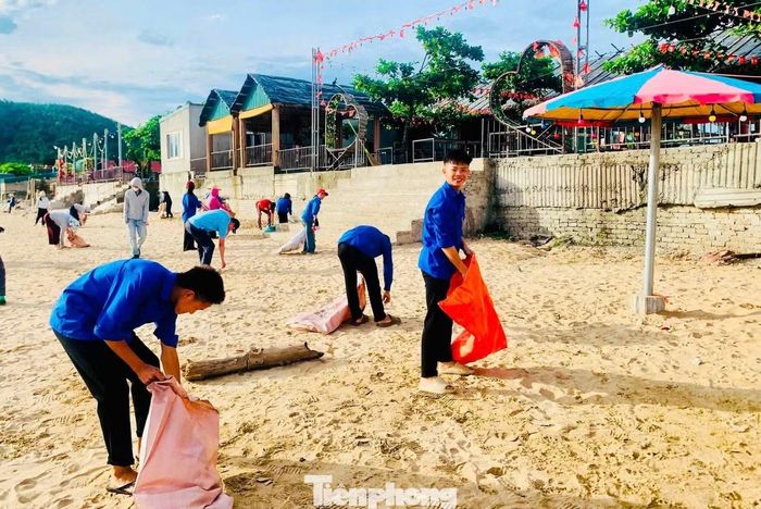  Các đoàn viên còn phát quang bụi rậm, khơi thông cống rãnh, xử lý các điểm tồn đọng rác thải, chăm sóc đường hoa và cây xanh. Hoạt động góp phần xây dựng cảnh quan địa phương theo hướng “sáng - xanh - sạch - đẹp”, đồng thời nâng cao ý thức cộng đồng trong việc bảo vệ môi trường sống. 