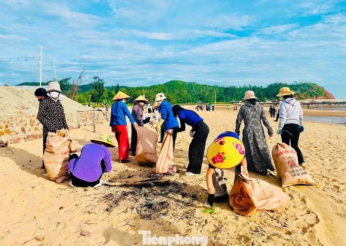 Ngay sau lễ phát động, các lực lượng đồng loạt ra quân thu gom rác thải, làm sạch bãi biển, tuyến đường quốc phòng ven biển, khu trung tâm hành chính xã và nhiều tuyến giao thông trọng điểm.