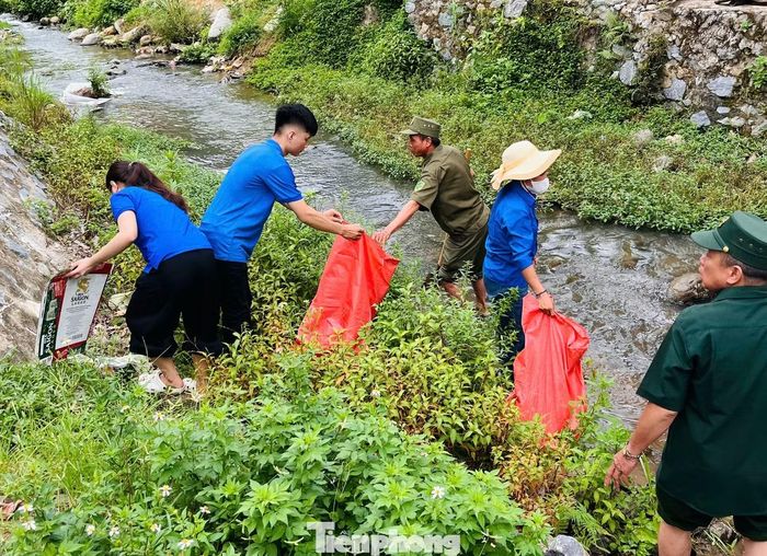 Chỉ trong thời gian ngắn, các đoàn viên thanh niên cùng lực lượng địa phương đã dọn dẹp sạch sẽ những con suối, kênh mương trên địa bàn xã Mường Xén.