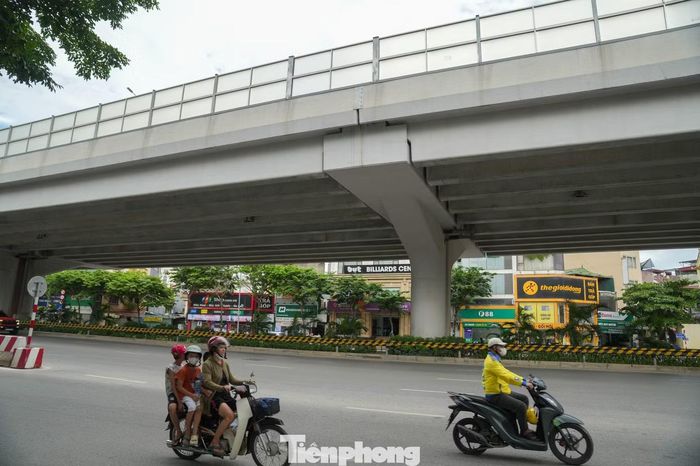 Đồng thời, đơn vị quản lý cũng tiến hành kiểm tra tổng thể toàn bộ hệ thống gối cầu trên tuyến. Kết quả cho thấy ngoài 8 gối cầu nêu trên, chưa phát hiện thêm bất thường và công trình vẫn đáp ứng yêu cầu khai thác bình thường.