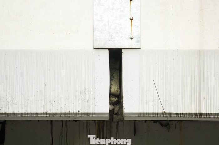 Tại trụ P53, cơ quan chức năng ghi nhận gối cầu bị xô lệch đáng kể, với mức độ dịch chuyển lớn so với vị trí thiết kế ban đầu.