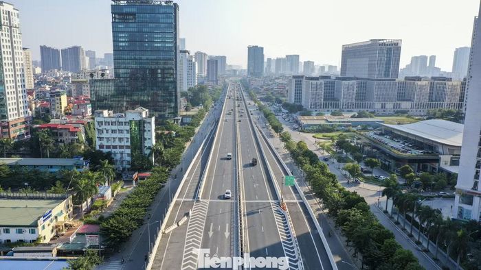 Theo đánh giá của các đơn vị tư vấn thiết kế và thi công, nguyên nhân chủ yếu dẫn đến hiện tượng xô lệch gối cầu xuất phát từ đặc tính làm việc của kết cấu dầm bê tông dự ứng lực. Trong quá trình khai thác, dưới tác động của tải trọng giao thông và biến động nhiệt độ môi trường, dầm cầu có xu hướng co giãn theo thời gian. Bên cạnh đó, tại một số vị trí, bề mặt tiếp xúc giữa gối cầu và bản thép đệm chưa thực sự đồng đều, khiến gối cầu dịch chuyển dần khỏi vị trí thiết kế.