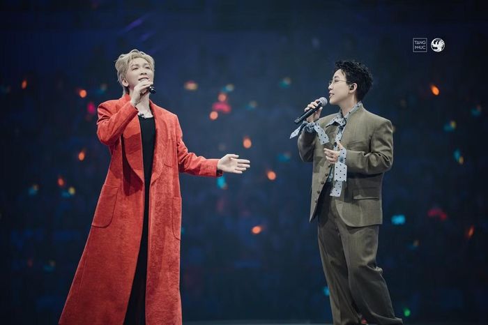 Bên cạnh phần trình diễn cá nhân, concert còn có sự góp mặt của nhiều nghệ sĩ khách mời. Kai Đinh xuất hiện trong ca khúc Là vì anh vẫn yêu em, mang đến một trong những khoảnh khắc lắng đọng nhất chương trình. Màn song ca giữa hai nghệ sĩ gợi nhắc chặng đường đồng hành từ những ngày đầu Tăng Phúc theo đuổi âm nhạc.
