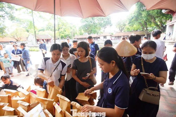 Rất đông phụ huynh và sĩ tử đã xếp hàng thực hiện các bước tham gia chương trình để nhận xoài Đăng Khoa. Với nhiều thí sinh, đây không chỉ là một món quà ý nghĩa mà còn là nguồn động viên tinh thần, tiếp thêm sự tự tin và may mắn trước những ngày thi quan trọng sắp tới.