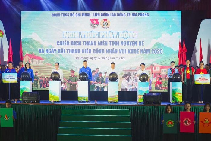 Các đại biểu bấm nút phát động chiến dịch thanh niên Hải Phòng tình nguyện hè và ngày hội thanh niên công nhân vui khỏe 2026.