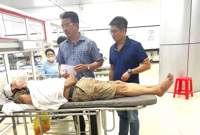 Lãnh đạo UBND phường Thành Nhất thăm hỏi nạn nhân bị cây cổ thụ ngã đè trúng.