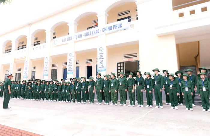  Từ sáng sớm, tại Tiểu đoàn 5, Trường Quân sự Quân khu 4, tiếng còi báo thức cuối cùng vang lên như lời chia tay với những ngày tháng rèn luyện đầy ý nghĩa. Không còn những buổi tập điều lệnh trên thao trường hay những giờ sinh hoạt tập thể nghiêm túc, thay vào đó là những cái bắt tay thật chặt, những lời chúc và ánh mắt lưu luyến giữa những người bạn đã cùng nhau trải qua một tuần đáng nhớ. 