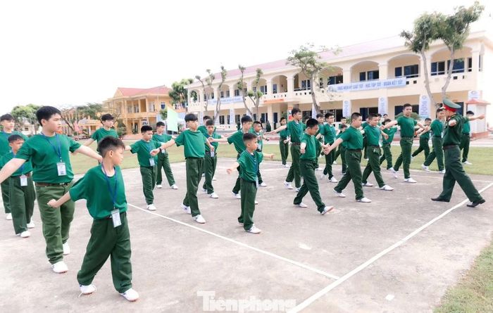 Từ "lớp học trong quân đội" trở về, các "chiến sĩ nhí" không chỉ mang theo những kỷ niệm đẹp của tuổi học trò mà còn mang theo hành trang quý giá của sự trưởng thành, sẵn sàng trở thành những người con ngoan, trò giỏi và những công dân có ích cho xã hội.