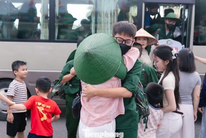  Trở về trong vòng tay cha mẹ, nhiều em không giấu được niềm hạnh phúc sau những ngày xa nhà đầu tiên. Điều khiến phụ huynh bất ngờ không chỉ là sự tự tin, chững chạc hơn của con em mình mà còn là những thay đổi tích cực trong ý thức, tác phong và kỹ năng sống. 