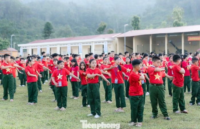 Sau một tuần học tập, rèn luyện, hơn 300 học viên đã hoàn thành chương trình với nhiều trải nghiệm ý nghĩa. Từ những ngày đầu còn bỡ ngỡ với môi trường kỷ luật quân đội, các em dần thích nghi với nếp sống tập thể, tự lập trong sinh hoạt cá nhân và hình thành tinh thần trách nhiệm với bản thân cũng như tập thể.